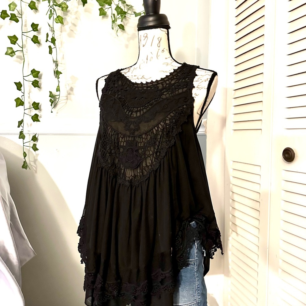 Black Lace Sleeveless Top
